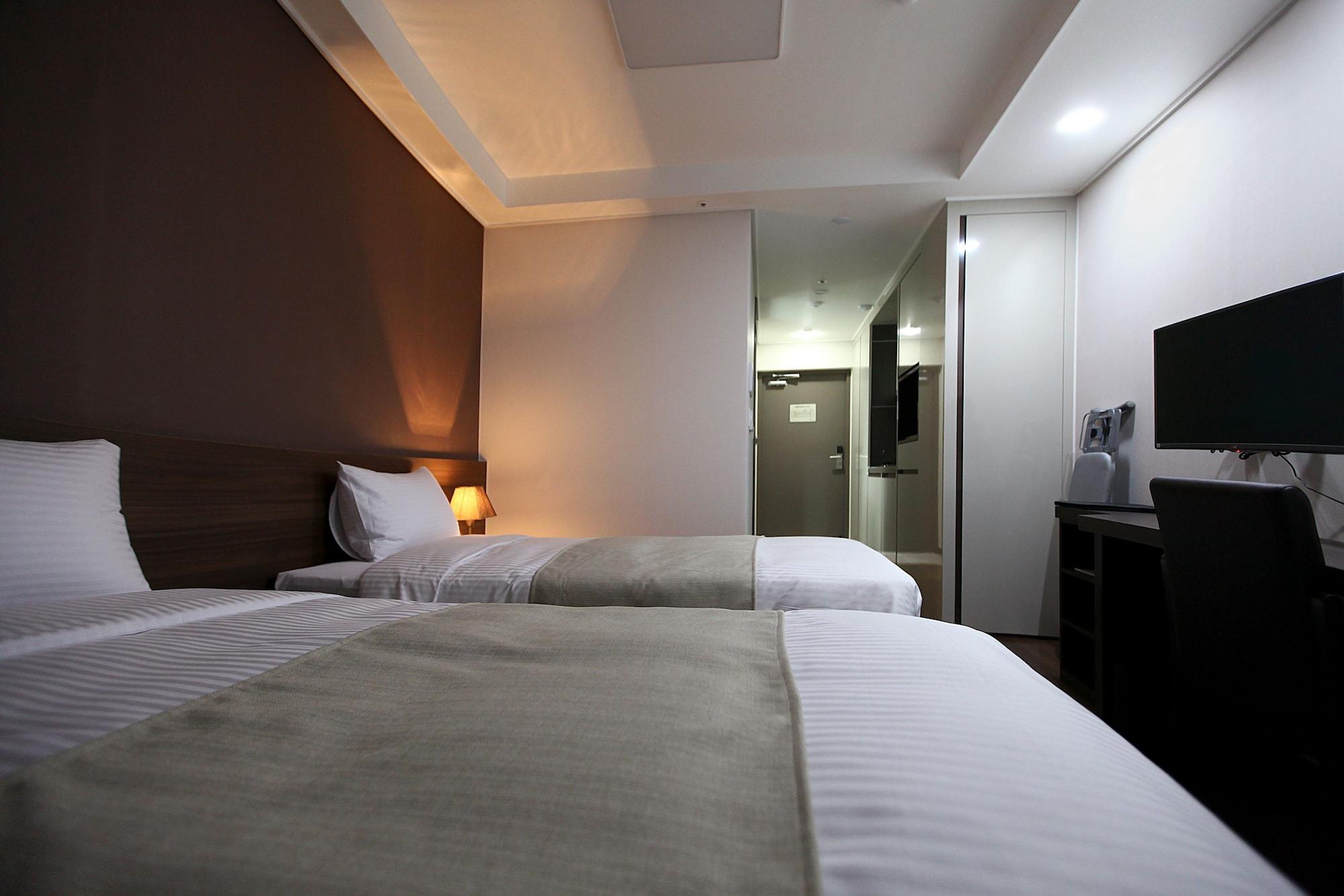 Urban place. VOCO Seoul Gangnam Deluxe Rooms.